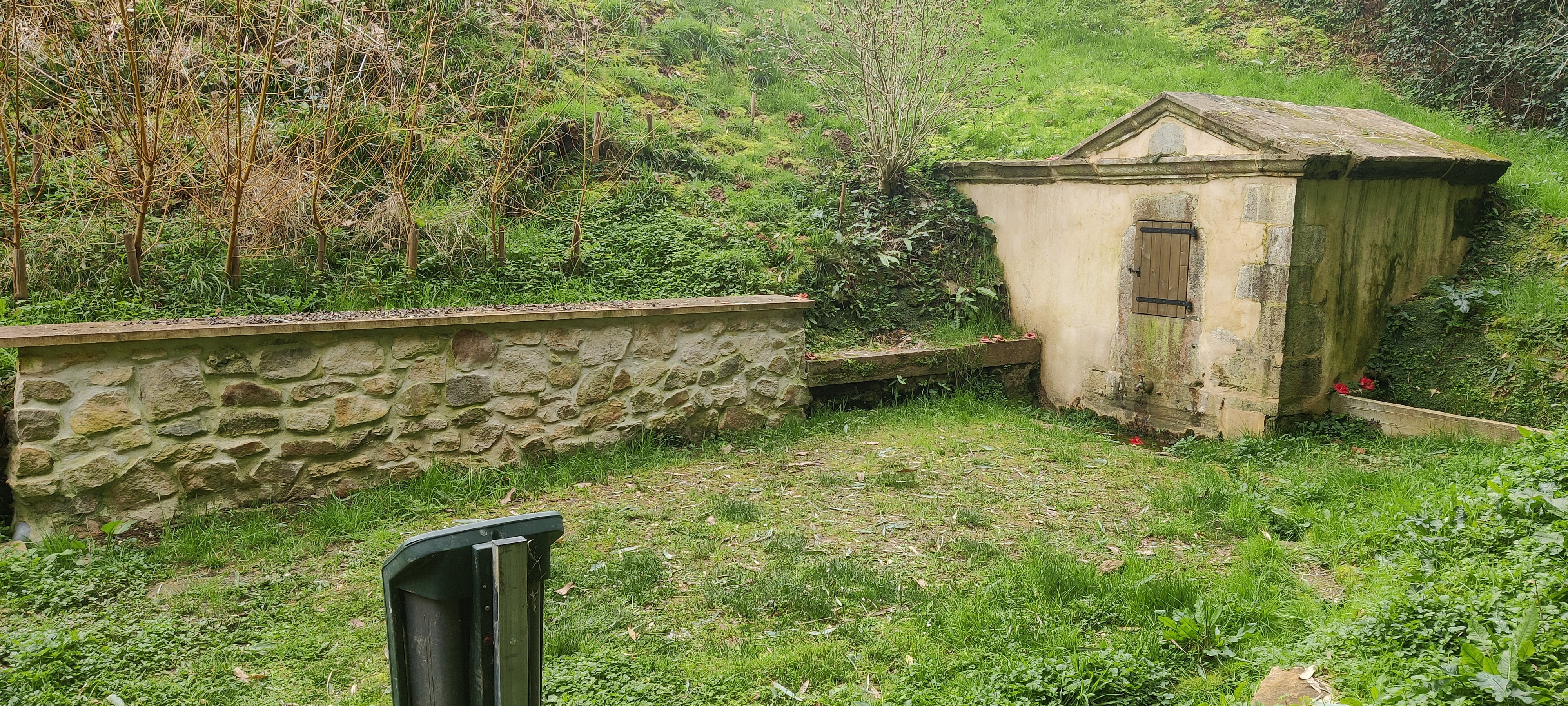 Rénovation d’un ancien lavoir communal, en contrebas du château avec la source de Poyanne