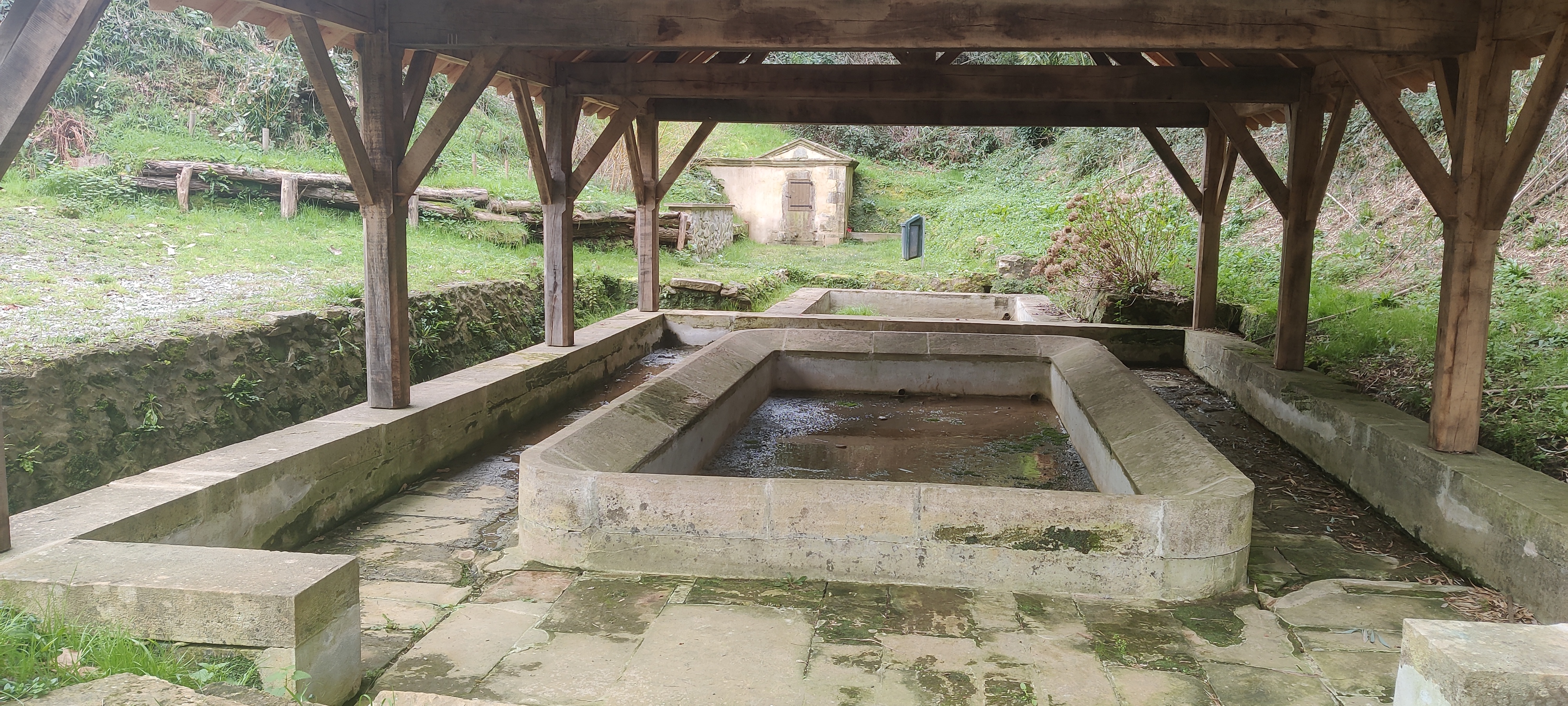 Rénovation d’un ancien lavoir communal, en contrebas du château avec la source de Poyanne