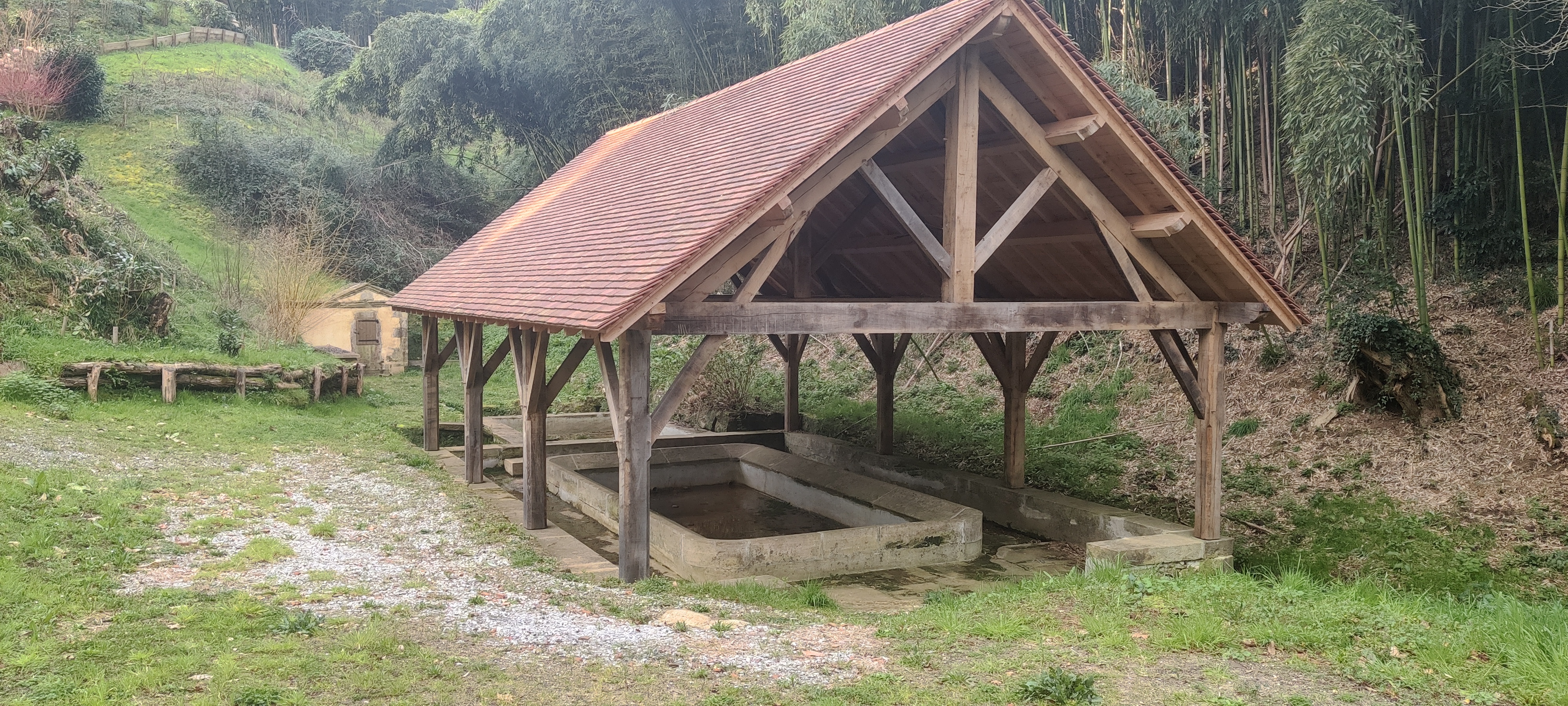 Rénovation d’un ancien lavoir communal, en contrebas du château avec la source de Poyanne