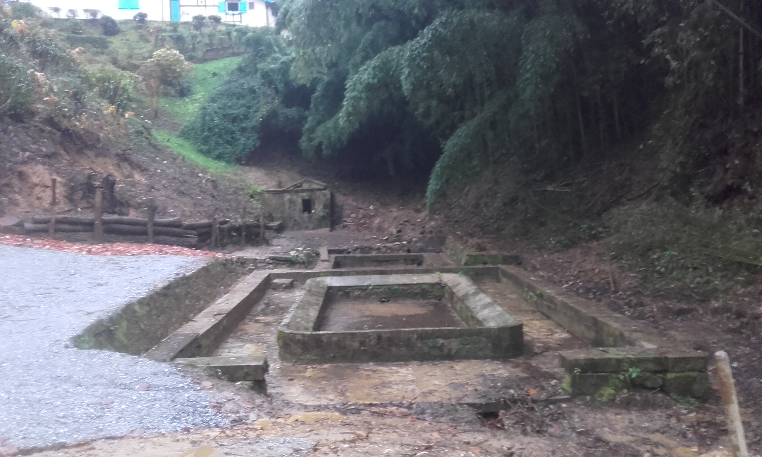 Rénovation d’un ancien lavoir communal, en contrebas du château avec la source de Poyanne