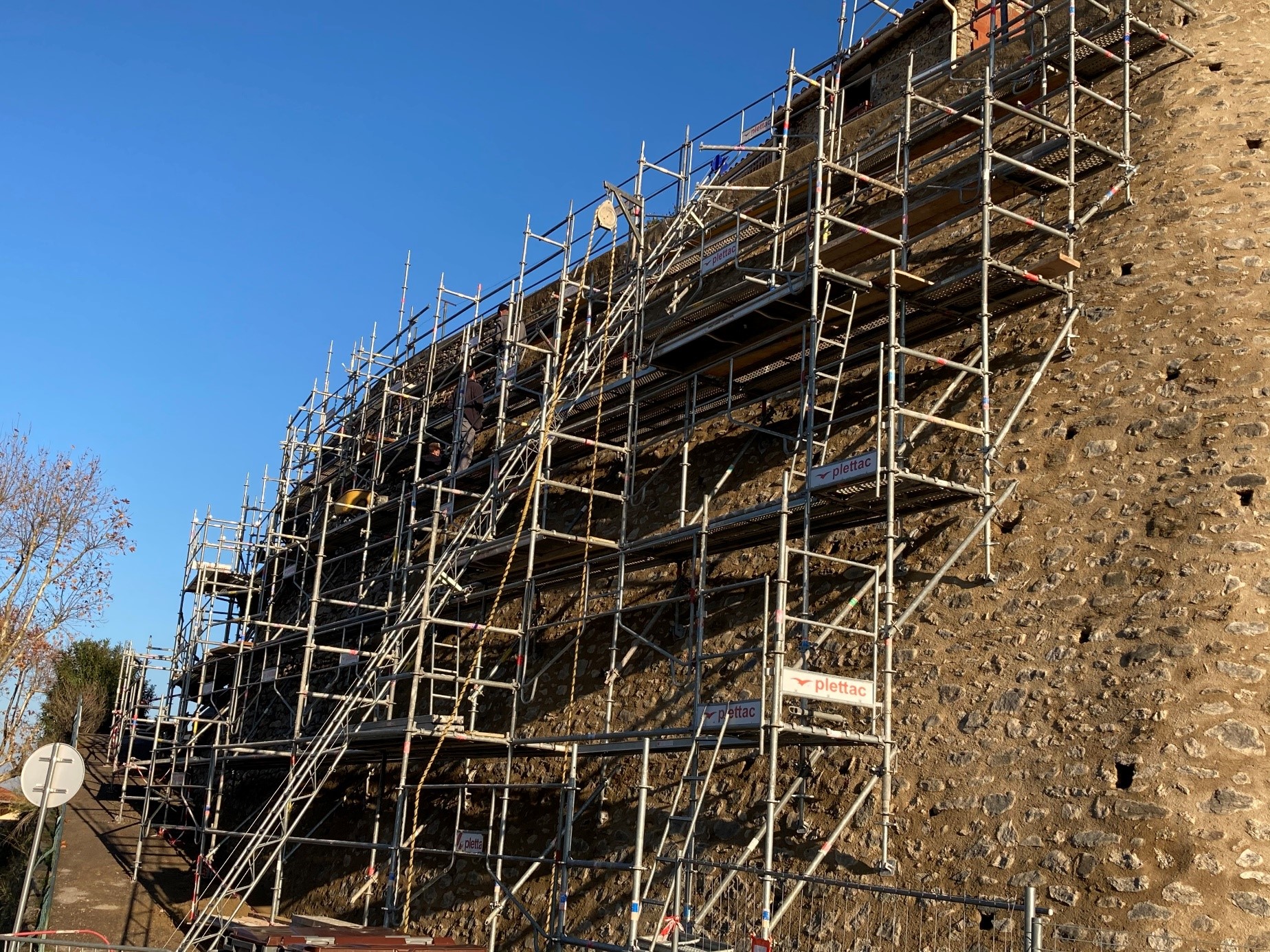 Restauration des remparts du village fortifié de Laroque-des-Albères