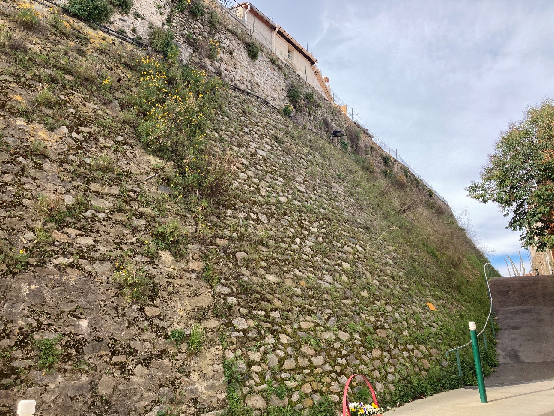 Restauration des remparts du village fortifié de Laroque-des-Albères